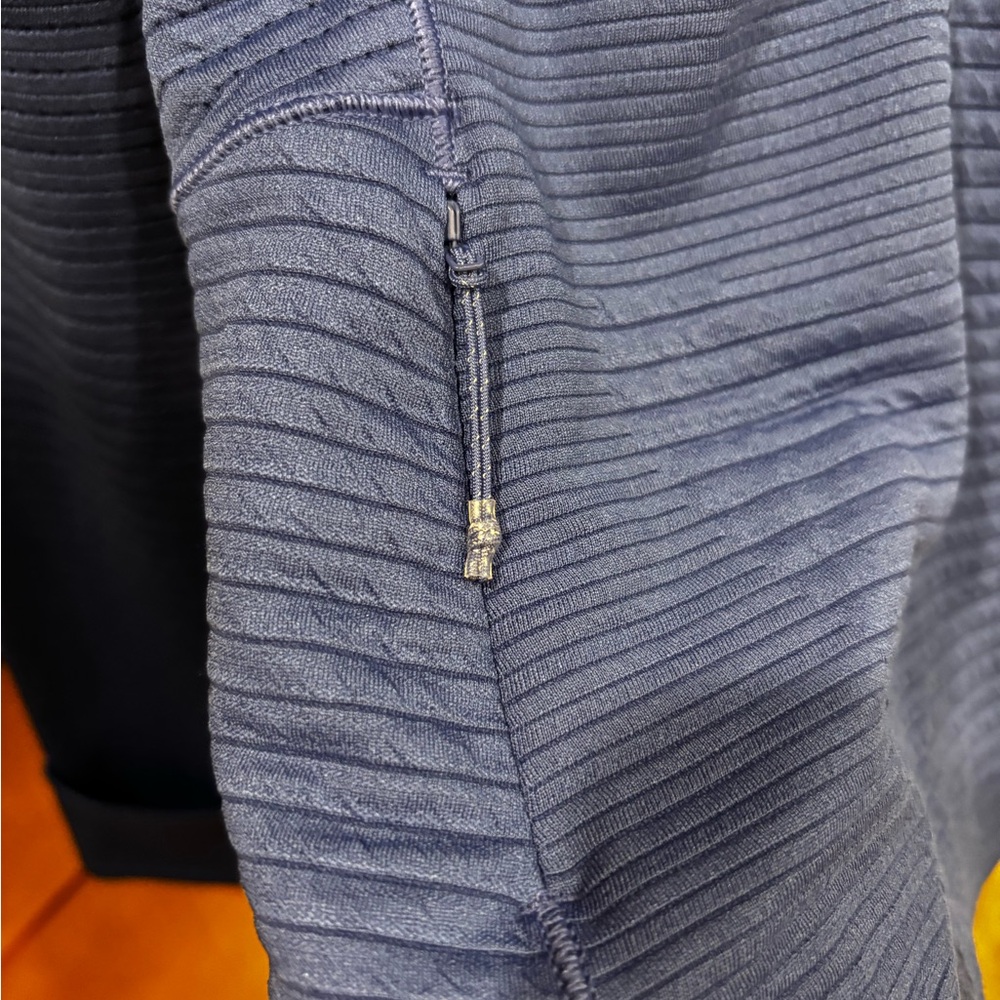Lululemon Like New Women's Navy Quarter-Zip Lightweight Top - Picture 5 of 6
